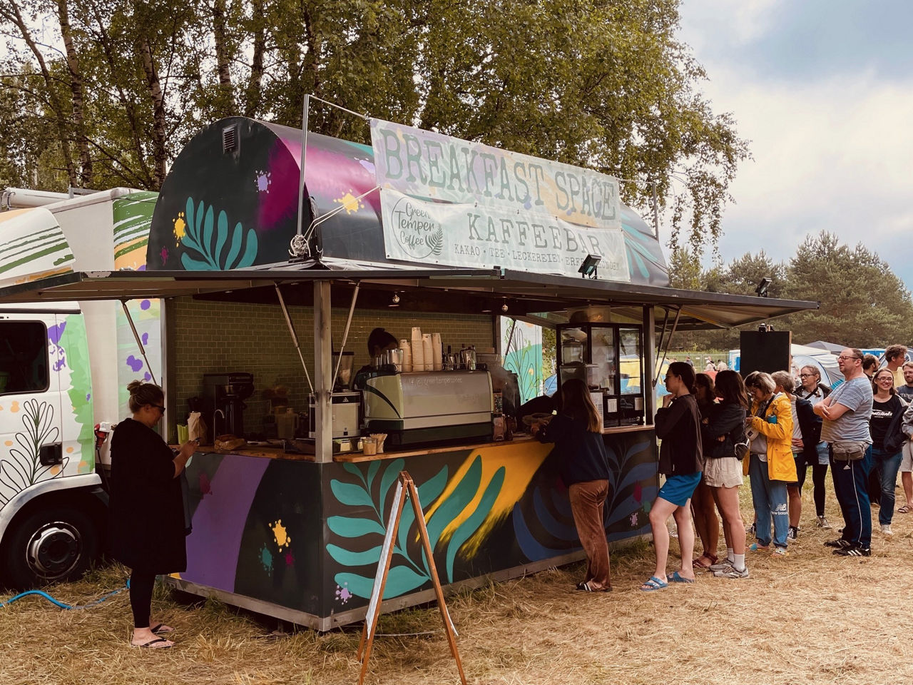 Sebastian Walenciak und sein Team von Green Temper Coffee mit ihrem bunten MAN TGL 8.180 namens Ludger verkaufen auf vielen Festival und Veranstaltungen Kaffee und Kuchenspezialitäten. 